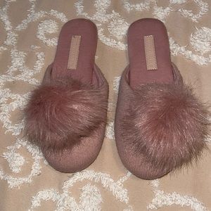 BANANA REPUBLIC POM POM SLIPPERS